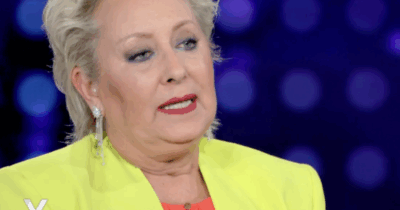 Copertina di “Il cancro è tornato per la terza volta. L’ho scoperto quando la mia cagnolina saltava sul seno sinistro. Ho fatto trenta radioterapie”: lo rivela Carolyn Smith