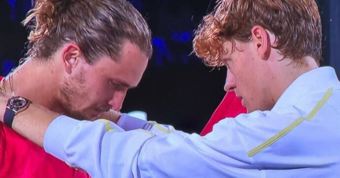 Sinner abbraccia Zverev in lacrime: l’immagine simbolo dopo la finale degli Australian Open. “Speravo di competere, ma sei troppo forte”