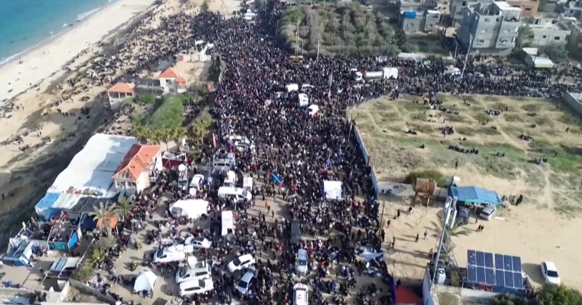 Gaza, migliaia di sfollati bloccati al valico da Israele: accesso chiuso fino a un accordo sul rilascio di Arbel Yehud. Le immagini dal drone