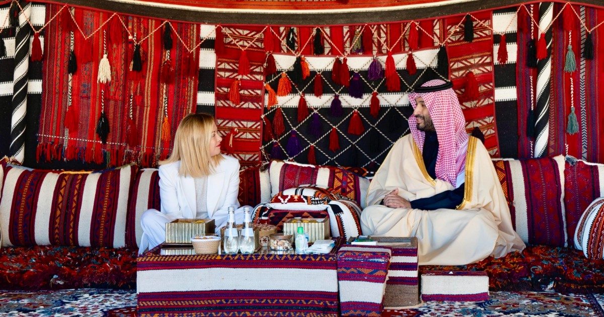 Meloni d’Arabia al bilaterale con Bin Salman sotto la tenda nel deserto: “Accordi per 10 miliardi di dollari”