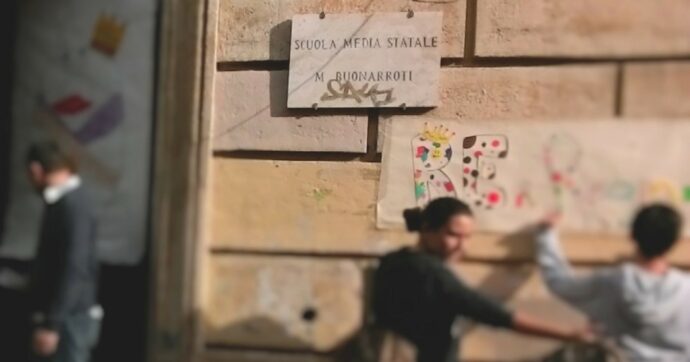 Cade la plafoniera in una scuola: illesi i bambini