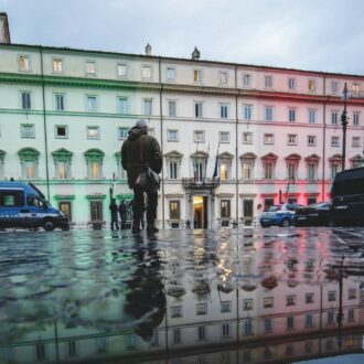 Copertina di Spiato il capo di gabinetto di Meloni. Chigi: mai chiesto