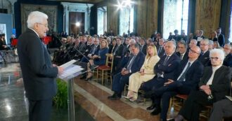 Copertina di Mattarella: “Auschwitz conseguenza di leggi razziste emanate anche dal fascismo. Ombre continuano a inquietare”