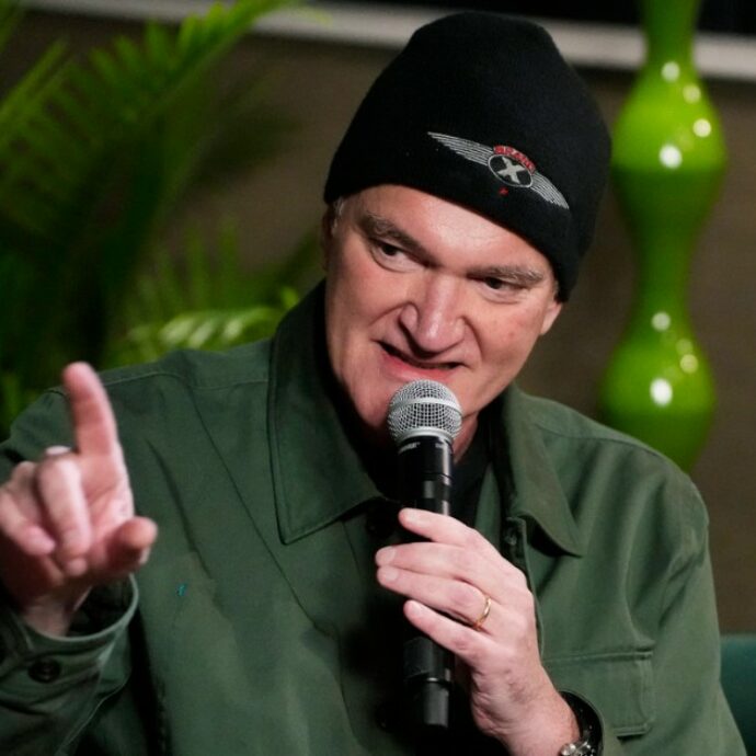 “Quentin Tarantino è un feticista dei piedi. Mamma mi ha detto ‘mi raccomando, tieni le scarpe sul set'”: lo rivela Maya Hawke, figlia di Uma Thurman