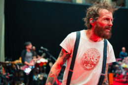 Copertina di Jovanotti: “Dopo l’incidente non riuscivo a svoltare. Sono andato nel bosco da solo, la natura mi ha ispirato e ho iniziato a prendere appunti al telefonino”