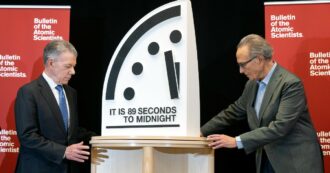 Copertina di L’orologio dell’Apocalisse si avvicina alla catastrofe globale: 89 secondi a mezzanotte, è record. “Pericolo estremo, sull’orlo del precipizio”