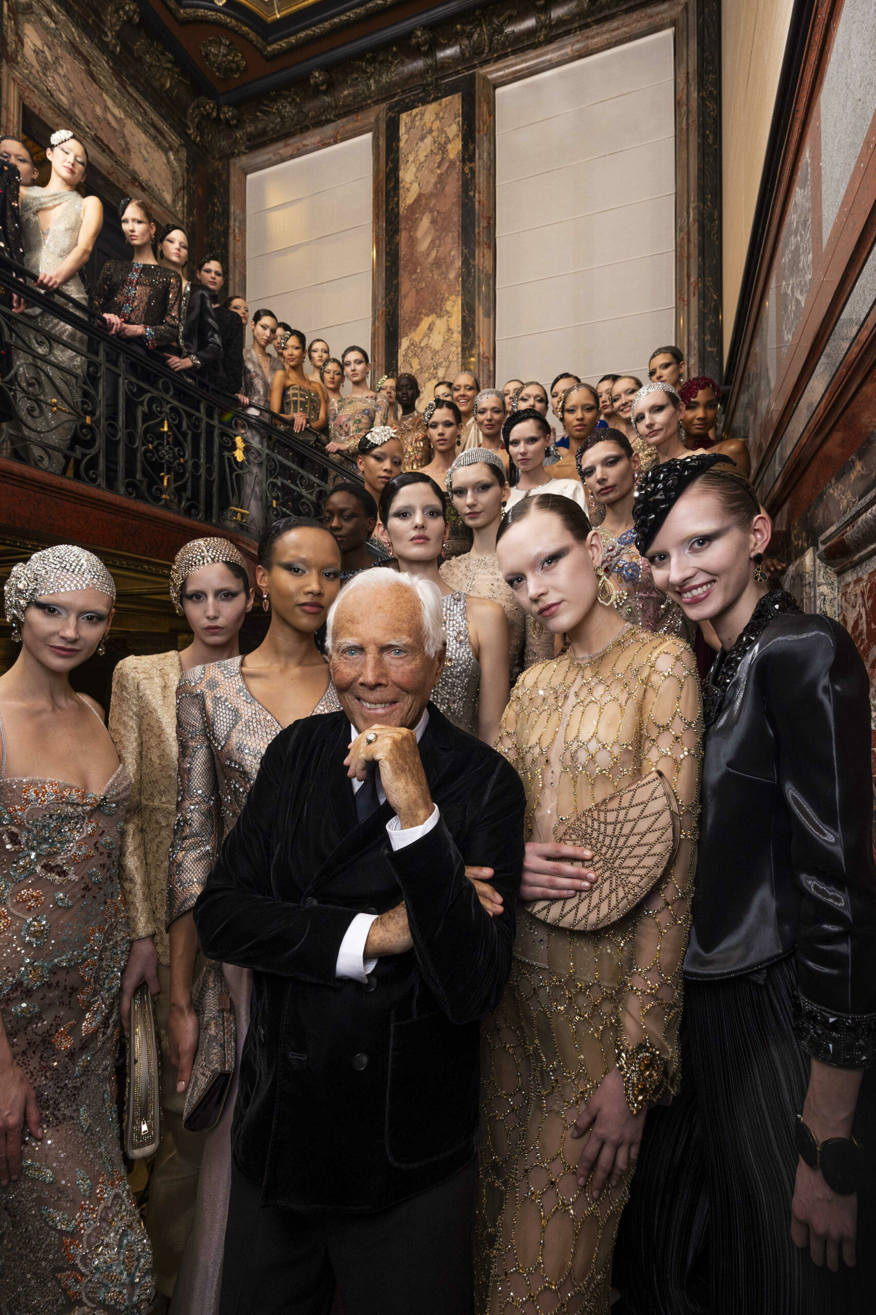 Giorgio Armani celebra i 20 anni della sua alta moda Privè con una collezione che è pura luce e incanta Parigi: “Questo è ciò che significa per me l’haute couture”