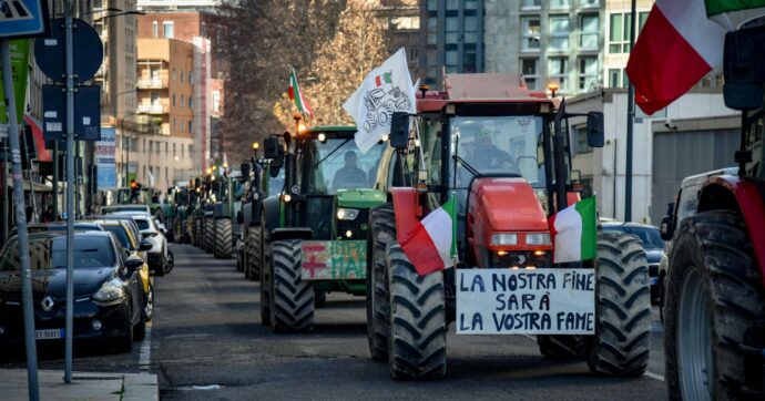 Agricoltori in piazza con decine di trattori