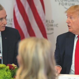 Copertina di Arnault fugge dalla tassa sui ricchi: “Vado negli Usa”