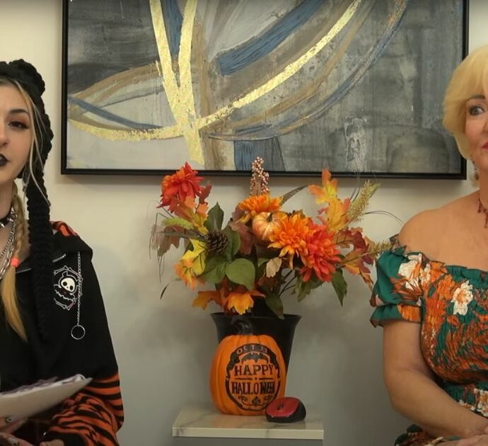 “Ho 70 anni e sono una pornostar su OnlyFans, anche mia figlia 23enne sta seguendo le mie orme. Ci stiamo godendo la vita”: il racconto di una madre