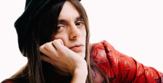 Copertina di Sanremo 2025, Lucio Corsi: “Verdone è stato fondamentale nella mia decisione di andare al Festival. La società oggi ci vuole duri come le pietre” – IL VIDEO