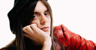 Copertina di Sanremo 2025, Lucio Corsi: “Verdone è stato fondamentale nella mia decisione di andare al Festival. La società oggi ci vuole duri come le pietre” – IL VIDEO