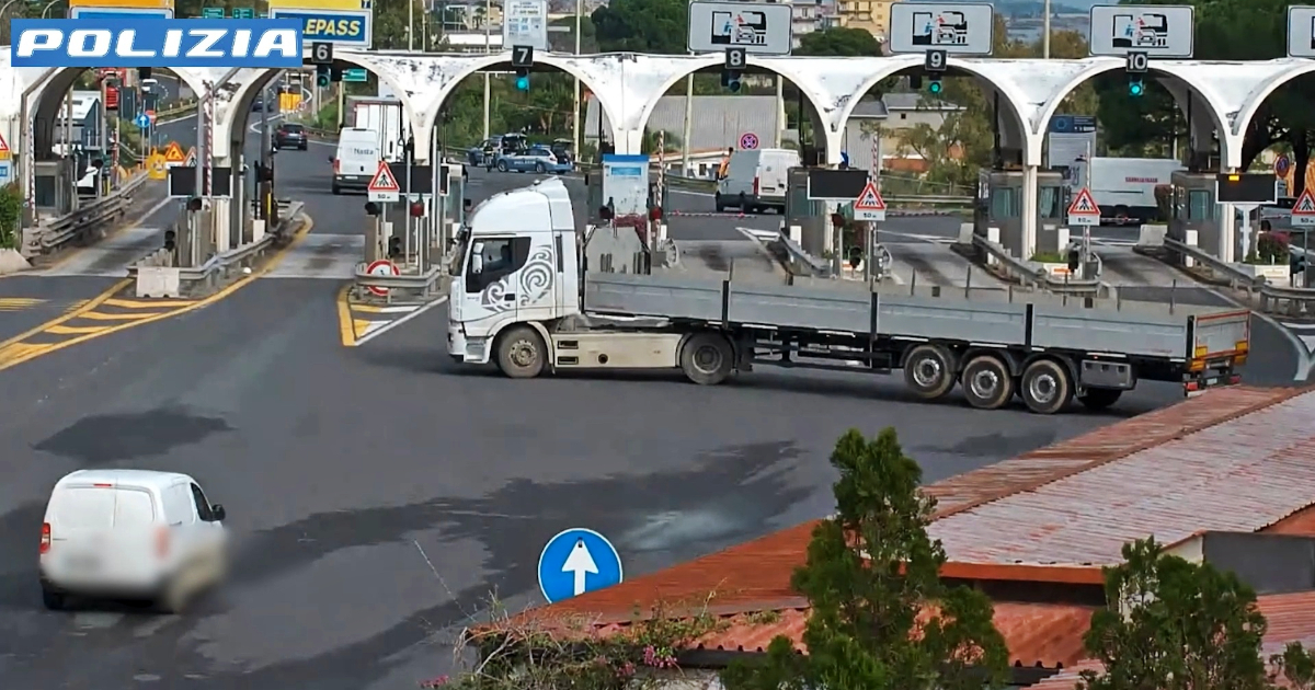 È senza patente alla guida di un camion, vede la polizia e scappa contromano sulla Messina Catania: il video