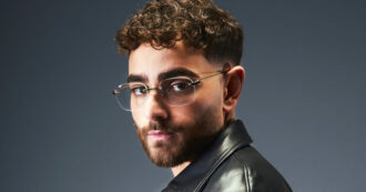 Copertina di Sanremo 2025, Rocco Hunt: “Nella valigia porto il diffusore per capelli per sviluppare sempre di più il mio riccio. Il mio omaggio a Pino Daniele” – IL VIDEO