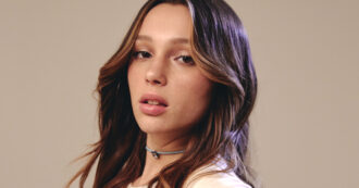 Copertina di Sanremo 2025, Sarah Toscano: “Sono scaramantica, se non spruzzo il mio profumo preferito prima di salire sul palco, qualcosa può andare male” – IL VIDEO