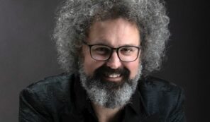 Copertina di Sanremo 2025, la storia della mamma di Simone Cristicchi: “La scienza non riesce a spiegarsi certi risvegli, ma riesce a fare i suoi miracoli”