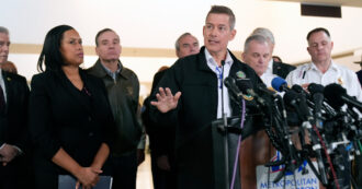 Copertina di Washington, aereo si scontra con elicottero: 67 morti, nessun sopravvissuto. “Nella torre di controllo l’organico era carente”