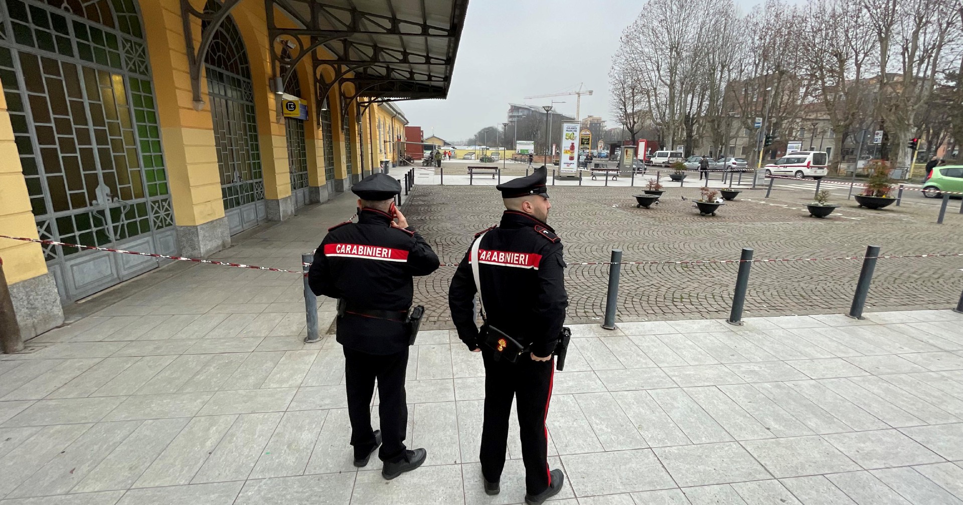 Ucciso in casa a Vigevano: il killer portato in caserma. Indagini in corso sul movente Ucciso in casa a Vigevano: il killer portato in caserma. Indagini in corso sul movente