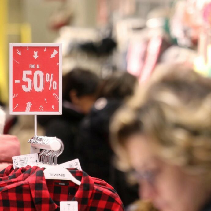 È tempo di saldi, ma occhio alle truffe negli acquisti online: ecco una guida pratica per riconoscerle dalle promozioni fasulle al “compra ora e paga dopo”