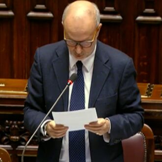Copertina di Schillaci nomina il comitato sui vaccini, il Pd: “Nominati anche due no vax, insulto alla medicina”