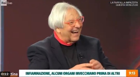 “Abbiamo scoperto che ogni organo invecchia in modo diverso dall’altro”, “Faccia un esempio, quale?”, “Speriamo non l’uccello”: il dialogo tra il prof. De Franceschi e Ossini scatena ilarità