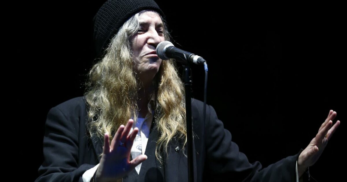 Patti Smith si accascia sul palco durante un concerto: “Mi sento molto male”. Panico tra i presenti, poi torna e rassicura i fan