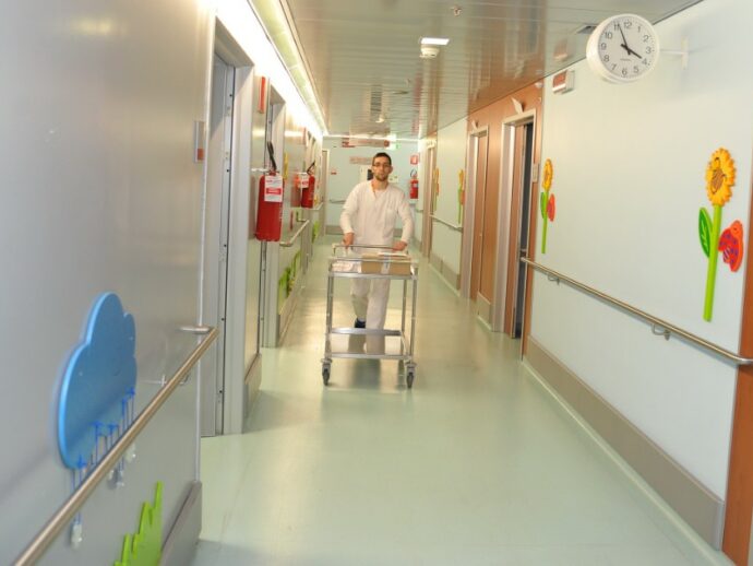 Fratellini in ospedale a Cosenza con fratture e lesioni: indagate la mamma e la nonna