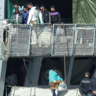 Copertina di Migranti in Albania, altro flop con il verdetto della Corte d’appello: “Tornino in libertà tutti i 43 trattenuti”