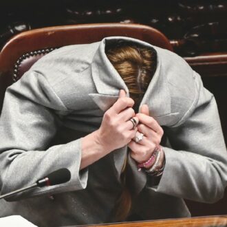 Copertina di Caso Almasri, il dossier FdI accusa la Corte Aia, lincia Lo Voi e tira in ballo Conte