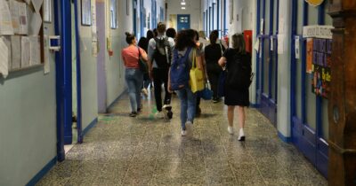 Copertina di “Bagni neutri a scuola? Ho applicato la Costituzione che vieta ogni discriminazione”. Ma la scelta del preside irrita la destra