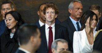 Copertina di Zuckerberg patteggia con Trump (e cerca casa vicino a lui): 25 milioni per chiudere la causa dopo l’assalto a Capitol Hill