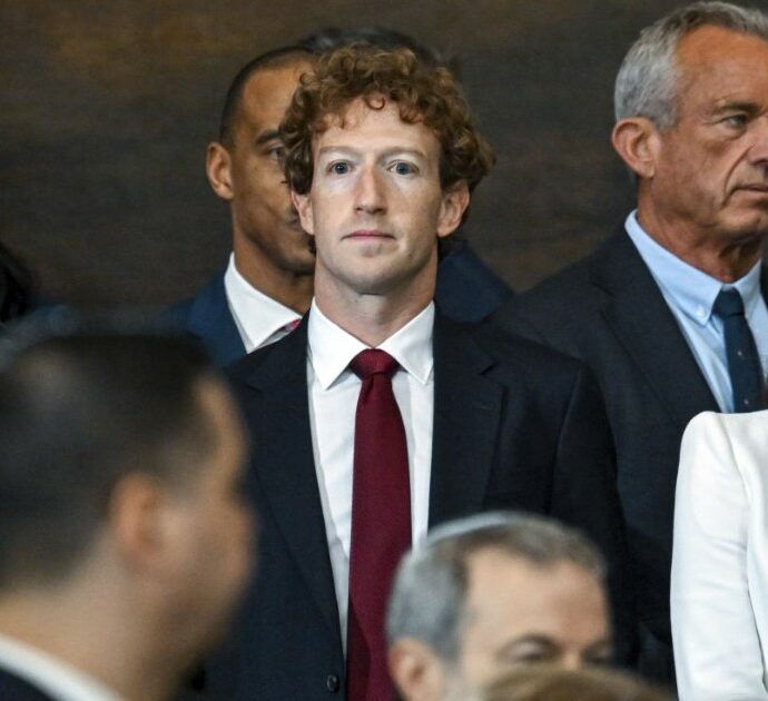 “Meta ha usato migliaia di nostri video porno per allenare l’AI”: nuovi guai per Mark Zuckerberg