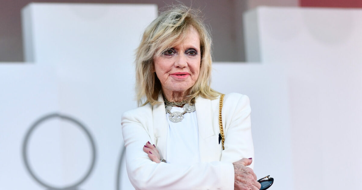 “Il mio primo orgasmo al cinema. Quando Teddy Reno chiese la mia mano, papà lo buttò giù dalle scale”: Rita Pavone si racconta
