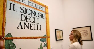 Copertina di Arianna Meloni e l’ennesima citazione di Tolkien alla direzione di Fdi: “Giorgia è il nostro Frodo, noi la Compagnia dell’Anello”