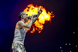 Copertina di Capo Plaza infiamma il Forum, Emis Killa canta e basta e poi l’appello “Free Shiva”. “Preferisco parlare sulla musica che sui social. So che non è facile starmi dietro”