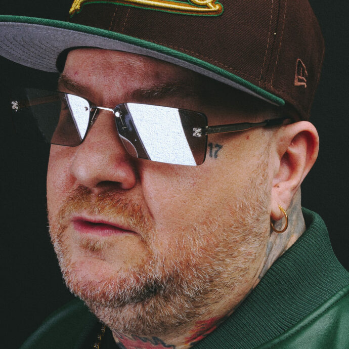 “Sanremo non mi affascina. Carlo Conti ha detto una cosa che non mi è piaciuta: ‘abbiamo un sacco di rapper con messaggi positivi'”: il racconto di Jake La Furia