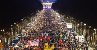 Copertina di A Berlino grande manifestazione contro l’apertura della Cdu ad AfD (che cresce nei sondaggi). Gli organizzatori: “Siamo 250mila”