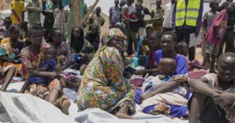 Copertina di Sudan, strage su un mercato: oltre 50 morti, più di 150 feriti. Msf: “Vite straziate, obitorio pieno di cadaveri”