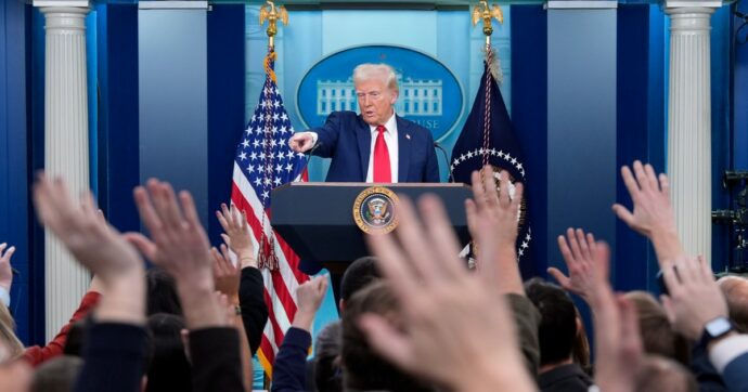 Donald Trump conferma: “Presto dazi anche per l’Ue”. Crollano le borse. Vertice dei leader a Bruxelles, Macron: “L’Europa dovrà reagire”