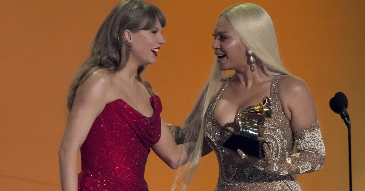 Grammy Awards, Beyoncé vince per il Miglior Album in assoluto e lo dedica ai vigili del fuoco di Los Angeles. Lady Gaga e Shakira contro il presidente Trump