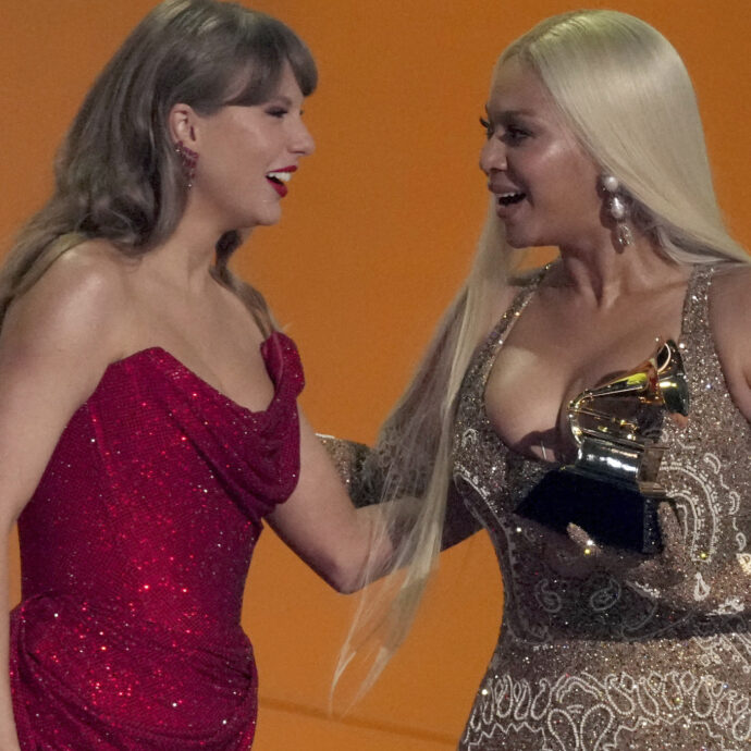 Grammy Awards, Beyoncé vince per il Miglior Album in assoluto e lo dedica ai vigili del fuoco di Los Angeles. Lady Gaga e Shakira contro il presidente Trump