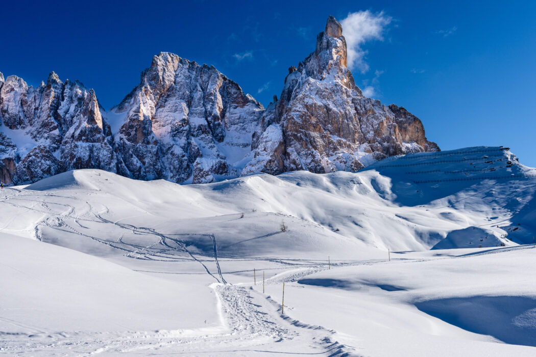 Un weekend in Val di Fiemme, dove il silenzio delle Dolomiti incontra l’arte contemporanea e la storia millenaria: il nostro itinerario