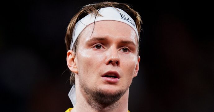 Bublik vede la sconfitta e fa giocare il raccattapalle al posto suo: show e risate all’Atp di Montpellier – Video