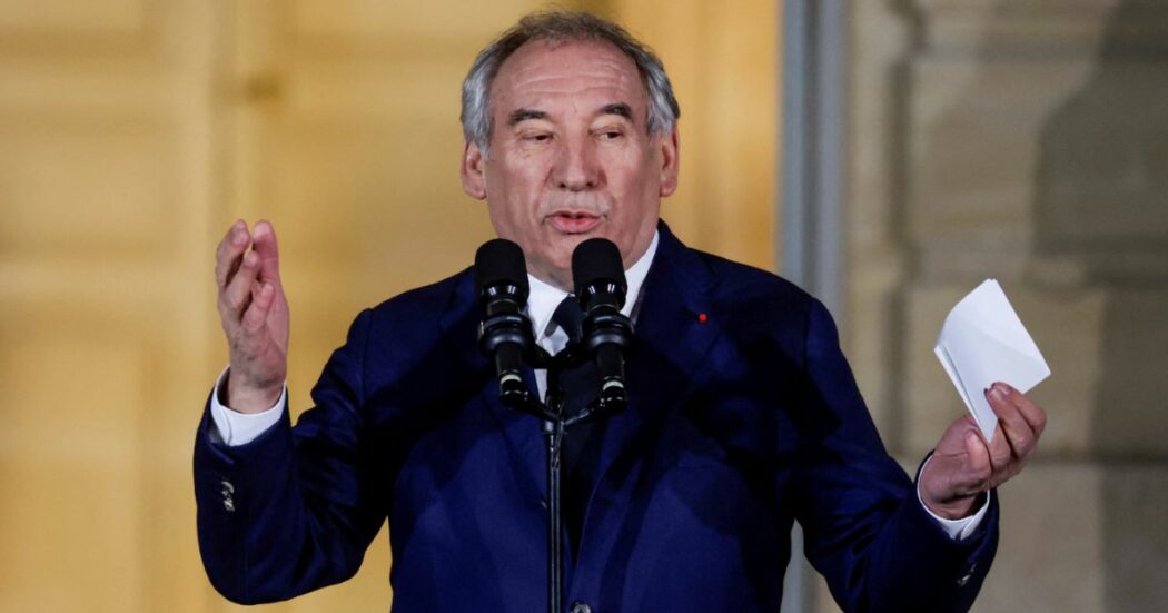 Francia, Bayrou fa passare la legge di Bilancio senza voto del Parlamento. E i Socialisti lo appoggiano: no alla sfiducia