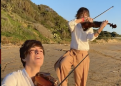 Copertina di Sanremo 2025, il cognome ‘condiviso’ con Fedez e l’amore per i Coldplay: chi sono i Twin Violins, sul palco con Marcella Bella