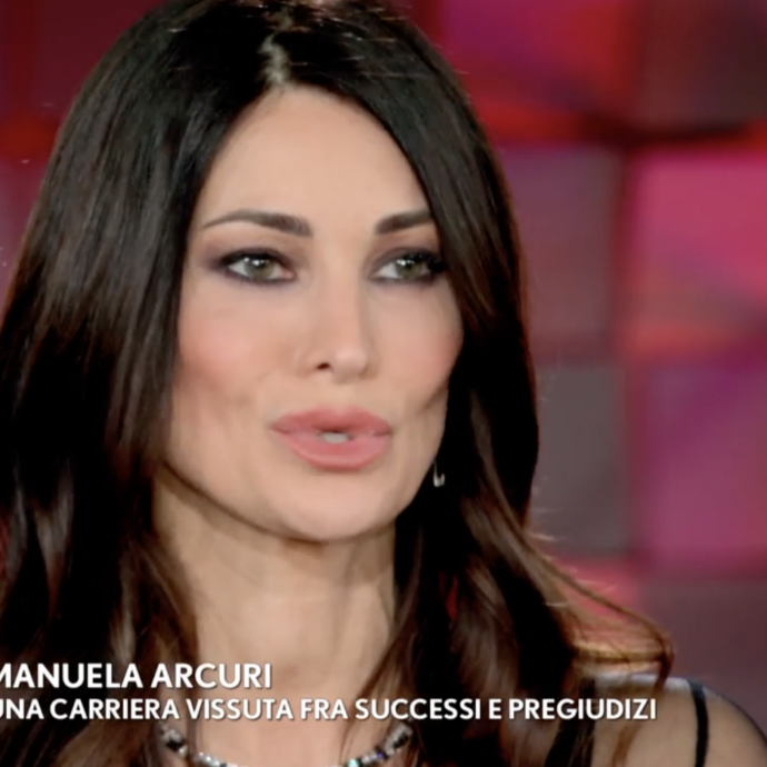 “Fammi vedere il seno, alzati la maglietta! Mi disse un regista durante un provino. Ero imbarazzata”: Manuela Arcuri vittima di molestie agli inizi della carriera