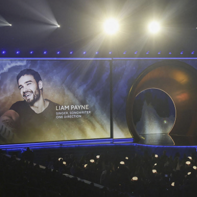 Grammy Awards, Liam Payne commuove la platea. Chris Martin dei Coldplay gli dedica “All My Love”