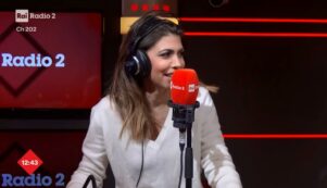 Copertina di “Alcune mi dicono: ‘ma tu sei simpatica perché sei sua moglie?’ Come se la moglie di Messi sappia palleggiare bene”: Flora Canto sul marito Enrico Brignano