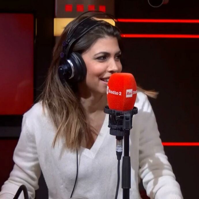 “Alcune mi dicono: ‘ma tu sei simpatica perché sei sua moglie?’ Come se la moglie di Messi sappia palleggiare bene”: Flora Canto sul marito Enrico Brignano