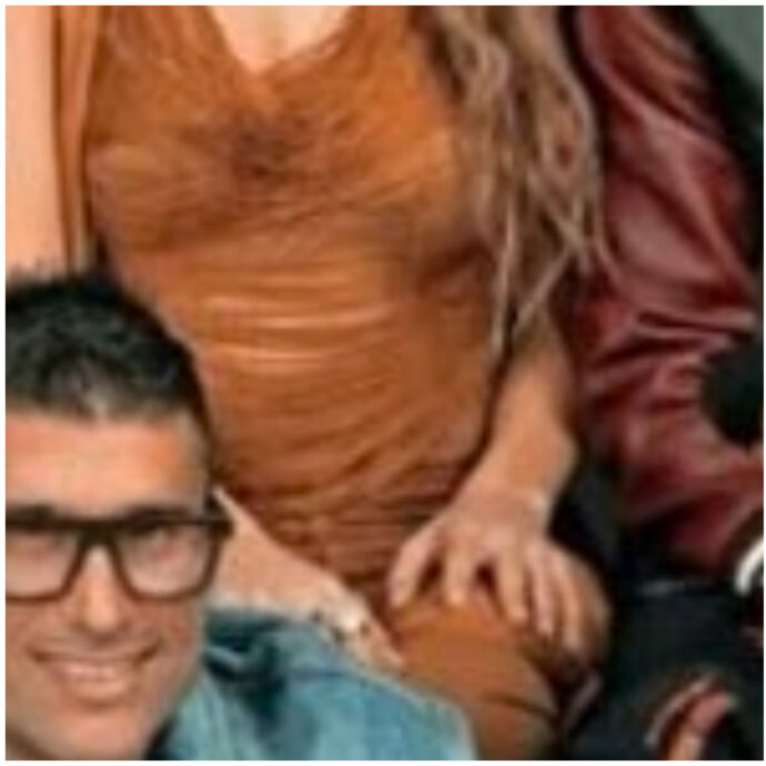 “Scusate ma quante dita ha Clara, sei?”: il mistero che fa impazzire il Web. Tv Sorrisi e Canzoni poi smentisce